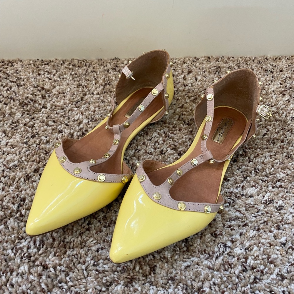 Halogen yellow studded flats